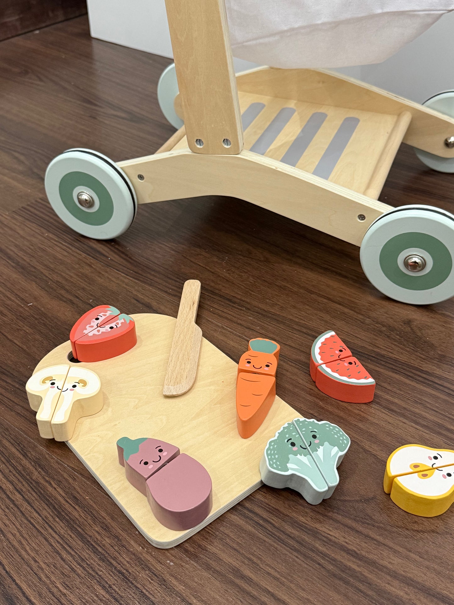 Carrito de Súper de Madera + Set de Frutas y Verduras para Cortar